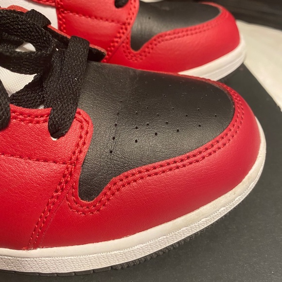 Jordan 1 mid Chicago toe - Picture 3 of 3